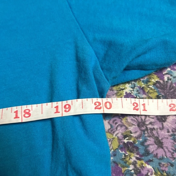 GAP Men’s Size Medium Blue Plain V-Neck T-Shrit 20$ - Picture 5 of 5